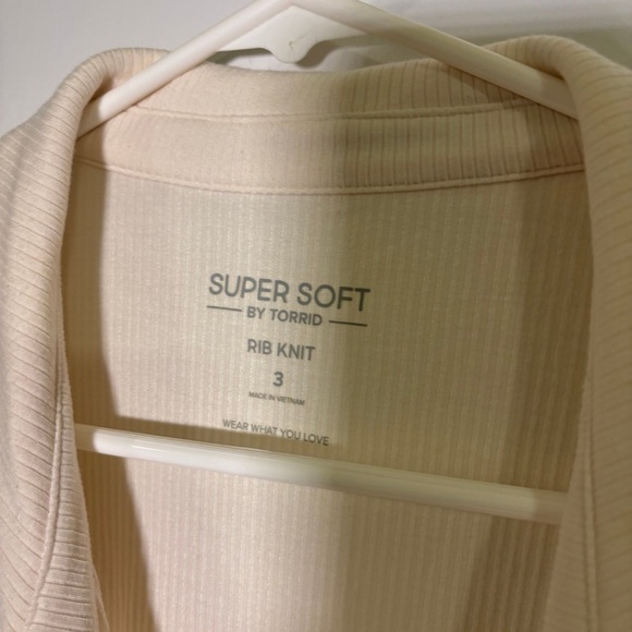 Torrid NEW Size 3 or 3X Pristine Cream Rib V‎ Neck Collared Button Up Crop Tank - Picture 8 of 9